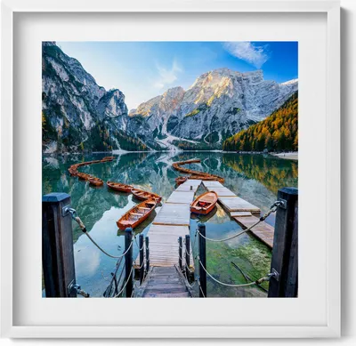 Produktbild von Boote auf einem Bergsee– Wandbild mit Rahmen – Gerahmtes Bild  – Wanddekoration – 50x50 cm –  Weiß Rahmen