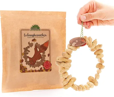 Produktbild von Die Stadtgärtner Erdnusskränzchen I Wunderschöner Ring voller Erdnüsse als Futter für Eichhörnchen I Eichhörnchen-Futter zum Verschenken I Liebevoll verpackt in Handarbeit in Deutschland
