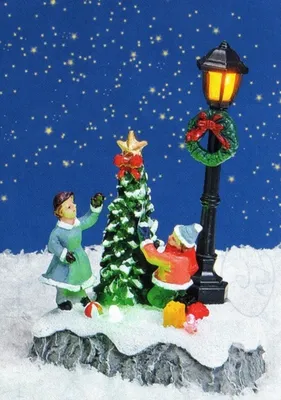 Niedliche Laternen-Szene mit zwei Kindern, die einen Weihnachtsbaum schmücken. Detailreich gestaltet