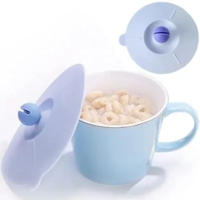 Produktbild von Silikondeckel für Tassen, Gläser oder kleine Töpfe mit einem 14 cm langen Henkel