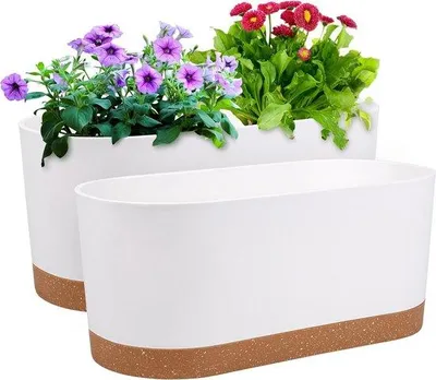 Zdjęcie produktu dla Dwie nowoczesne, białe doniczki z systemem samonawadniającym, otworami odprowadzającymi wodę i podstawkami, o wymiarach 40 x 17,8 cm, idealne do roślin doniczkowych, kwiatów i ziół.