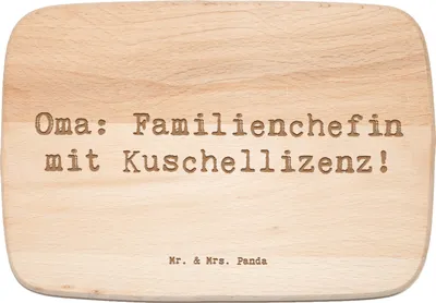 Produktbild von Mr. & Mrs. Panda Holzschneidebrett Spruch Oma Familienchefin - Transparent - Geschenk, Holzbrett, Liebe, schneidbrett, Frühstücksbrettchen, Jubiläen, Geborgenheit, Omi