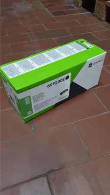 Imagen del producto de Carcasa de tóner corporativa 602E, con una capacidad de 2500 páginas, compatible con varios modelos de la serie MX, incluyendo: MX310dn, MX410de, MX510de, MX511de, MX511dhe, MX511dte, MX611de, MX611dhe