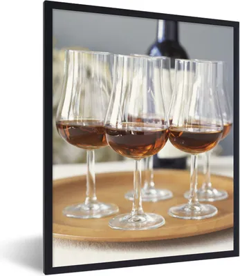 Produktbild von MuchoWow® Gerahmtes Poster Ein Tablett mit Gläsern mit Portwein 60x80 cm - Poster mit Schwarzem Bilderrahmen Wandposter Rahmen Foto Bilder - Premium - Wanddeko Wohnzimmer