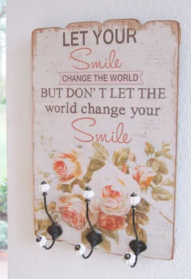 Produktbild von Wandgarderobe 'Smile' im beigen Shabby Chic und mit drei Haken im Landhausstil