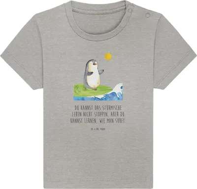 Produktbild von Mr. & Mrs. Panda Babyshirt Pinguin Surfer 6. - 12. Monat - Heather Grey - Geschenk, Portugal, Hawaii, Urlaub, Optimistisch,  T-Shirt, Baby, Kurzarmshirt, Motiviert
