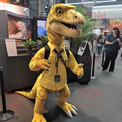 Immagine prodotto di Giallo personaggio mascotte REDBROKOLY Utahraptor vestito con pantaloni cargo e spille