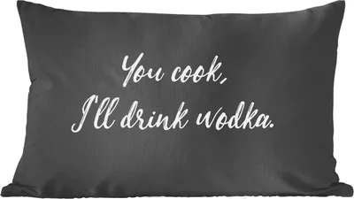 Produktbild von MuchoWow® Zierkissen Sofakissen Wohnzimmer Dekokissen 50x30 cm Zitate - Trinken - Sprichwörter - Du kochst, ich trinke Wodka - Alkohol - Wohnzimmerdekoration - Polster mit Photo