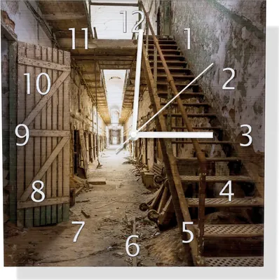 Produktbild von Wallario Design Wanduhr Leuchtender Gang in altem verlassenen Gefängnis aus Aluverbund, Größe 30 x 30 cm