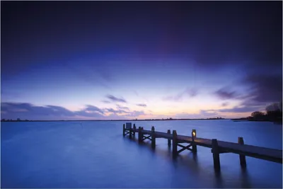 Produktbild von Wallario Poster - Steg bei Abenddämmerung - Blauer Himmel bei Nacht, Kunstdruck Größe: 61 x 91,50 cm