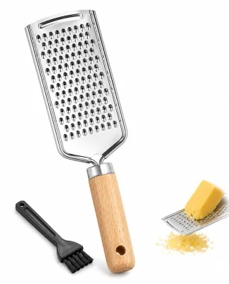 Image de Râpe manuelle avec manche en bois - Inclut une brosse de nettoyage - Idéale pour le parmesan, le citron, l'ail et le chocolat - 1 pièce