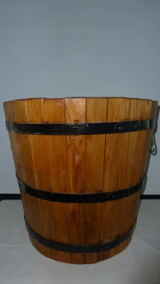Produktbild von Pflanzenkübel aus  Eichenholz /Akazien Holz mit Metallreifen Handarbeit ca. 50cm Durchmesser und ca. 45 cm Höhe