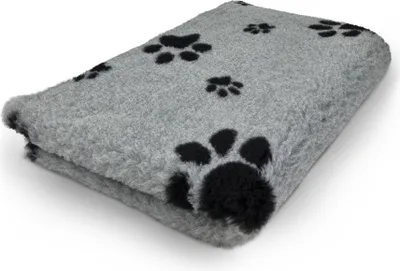 Produktbild von Vetbed Grau mit schwarzen Fußabdruckpfoten – Rutschfeste Hundematte, Welpenteppich – Hundeteppich, Bankteppich, Bankmatte, Tiermatte – für Wurfkiste