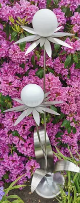 Produktbild von Skulptur Blume Milano Edelstahl 120 cm mit Kugel Edelstahl weiß matt gebürstet mit Standfuß Dekoration Gartendeko
