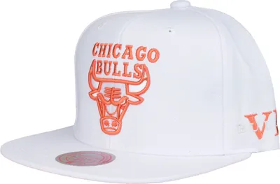 Produktbild von Mitchell & Ness Snapback Cap - CORE VI Chicago Bulls weiß