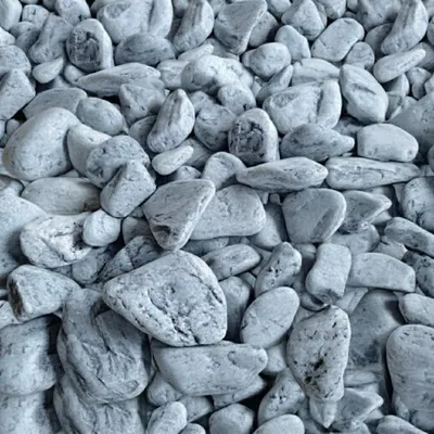 Silver-Kieselsteine dicht aneinander liegend im Detail