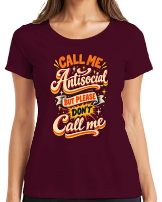Productafbeelding van "Noem me maar asociaal, maar noem me alsjeblieft niet grappig." Dames T-shirt, bordeauxrood, maat XXL