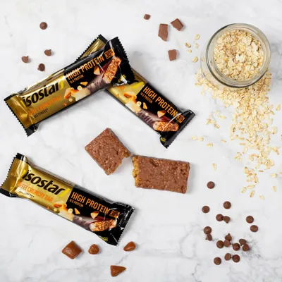 Productafbeelding van Isostar High Protein, 55 g, bevat melkeiwit, glucose-siroop, melkchocolade (17,2% - ingrediënten: suiker, cacaoboter*, magere melkproteïnen, melkpoeder, ...), 413 kcal, 1739 kJ, 13 g