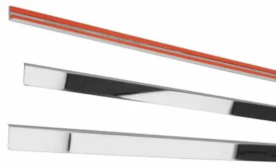 Productafbeelding van OMAC Afwerkprofiel / beschermingsstrip voor deurruit, raamprofiel 7020141. Geschikt voor het plaatsen of vervangen van ramen voor de TOYOTA HILUX III pick-up (TGN1, GGN2, GGN1, KUN2, KUN1). RVS
