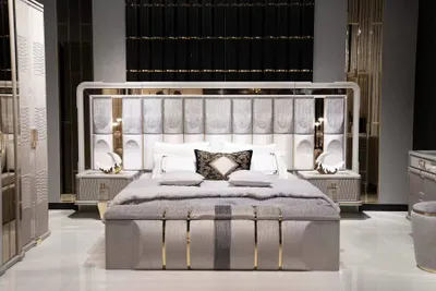 Image de Ensemble chambre à coucher en bois beige avec lit, tables de nuit et banc