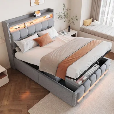 Zdjęcie produktu dla Łóżko tapicerowane 140x200 cm z podświetleniem LED, gniazdkiem USB, zagłówkiem z półkami i przestrzenią do przechowywania, hydraulicznym pojemnikiem na pościel, obite tkaniną lnianą w jasnoszarym kolorze