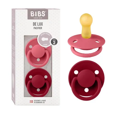 Imagen del producto de BIBS De Lux, set de 2 chupetes, sin BPA, tetina con forma de cereza. Hecho de caucho natural / látex, fabricado en Dinamarca. Talla 2 (6-18 meses), color coral / rubí