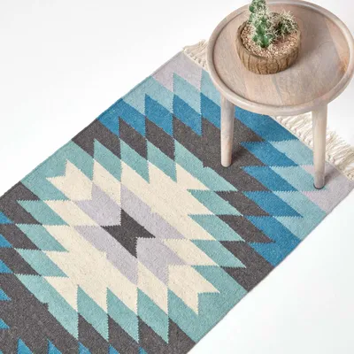 Produktbild von HOMESCAPES Handgewebter Kelim-Teppich Helsinki aus Wolle und Baumwolle mit blauem geometrischem Muster, 66 x 200 cm