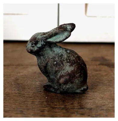 Produktbild von Gartenfigur Hase mit Patina