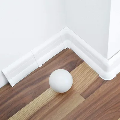 Produktbild von DQ-PP Sockelleiste 62mm PVC 200cm + 5 x Dübel | Kabelkanal | Fußleisten | Farbe: Weiß