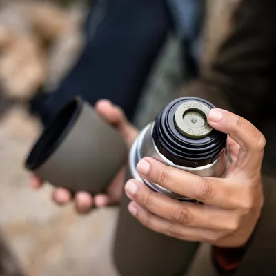 Immagine prodotto di Borraccia thermos in acciaio inox 500 ml - verde oliva - con tazze