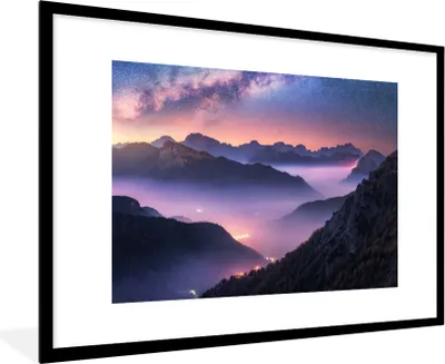 Produktbild von MuchoWow® Gerahmtes Poster Berge - Sternenhimmel - Nebel 90x60 cm - Poster mit Schwarzem Bilderrahmen Wandposter Rahmen Foto Bilder - Wanddekoration - Fotos