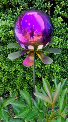 Produktbild von Blütenzauber Rotterdam Rosenkugel 15 cm Edelstahl rainbow poliert Gartenstecker Deko mit Stab 80 cm