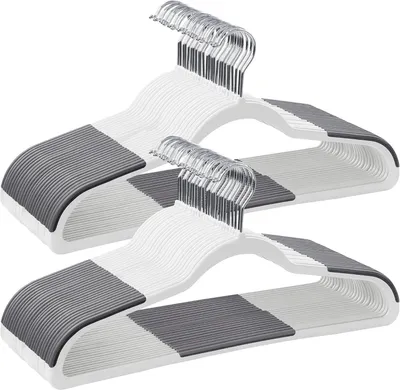 Imagen del producto de Perchas Kleerhangers, paquete de 50 unidades. Perchas de plástico antideslizantes, que ahorran espacio. 45 cm de largo. Gancho giratorio de 360°. Color blanco y gris antracita