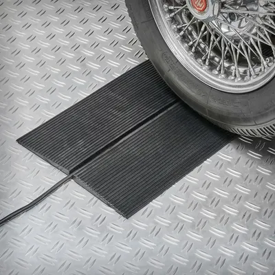 Produktbild von Gummirampe 2er Set, 900x150x10 mm, Anti-Rutsch-Profil, schalldämpfend, zuschneidbare Rollstuhlrampe