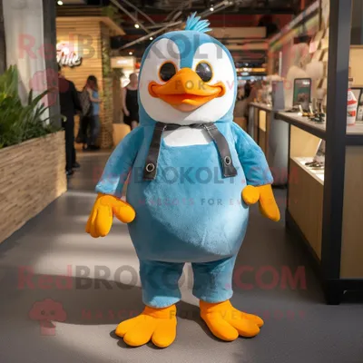 Produktbild von Cyanfarbener REDBROKOLY Pinguin Maskottchen Kostüm charakter bekleidet mit Latzhose und Armbändern