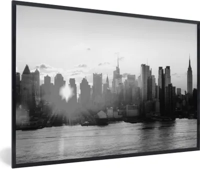 Produktbild von MuchoWow® Gerahmtes Poster Die Skyline von New York bei Sonnenaufgang - schwarz und weiß 90x60 cm - Poster mit Schwarzem Bilderrahmen Wandposter Rahmen Foto Bilder - Fotorahmen - Foto-Plakat
