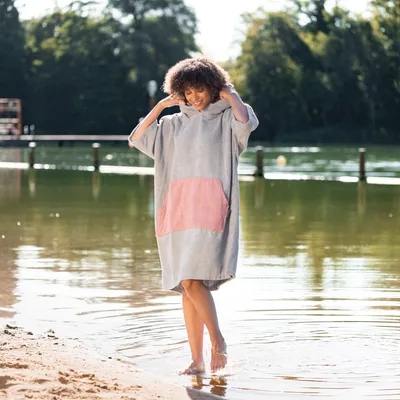 Produktbild von HOMELEVEL Badeponcho Damen und Herren - Surf Poncho aus 100% Baumwolle - Tuch für Erwachsene - Unisex Bademantel - Badetuch mit Kapuze