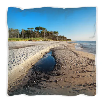 Produktbild von Wallario Premium Kissen, weiche Oberfläche, mit Motiv Einsamer Strand am Meer - Blauer Himmel, Größe: 40 x 40 cm, mit weißer Rückseite