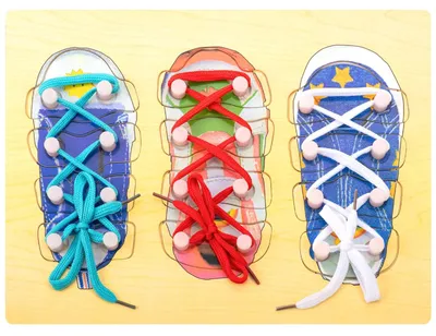 Productafbeelding van Houten schoenen met veters, speelgoed voor kinderen. Veterspelletje, educatief speelgoed voor jongens en meisjes