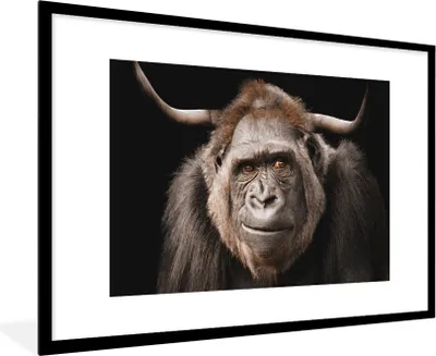 Produktbild von MuchoWow® Gerahmtes Poster Affe - Horn - Schwarz 90x60 cm - Poster mit Schwarzem Bilderrahmen Wandposter Rahmen Foto Bilder - Wanddekoration - Fotos