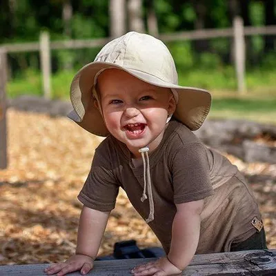 Produktbild von Famanu Sonnenhut für Babys und Kinder, 50+ UPF, verstellbarer Kinnriemen, breiter Rand