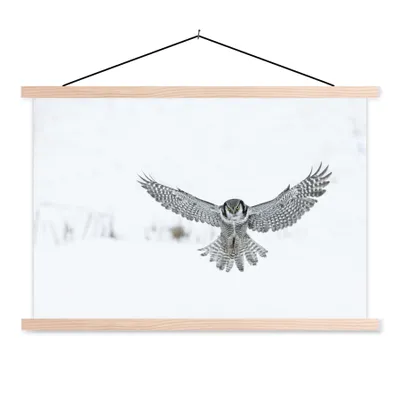 Produktbild von MuchoWow® Textilposter Sperbereule 120x80 cm mit holzfarbenen Rahmen - Aufhängeset