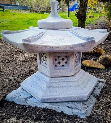 Produktbild von Casa Padrino Garten Leuchte im Japanischen Stil Pagode Grau 50 x 50 x H. 47 cm - Garten & Terrassen Leuchte - Wetterbeständige Garten Laterne - Garten Terrassen Beleuchtung