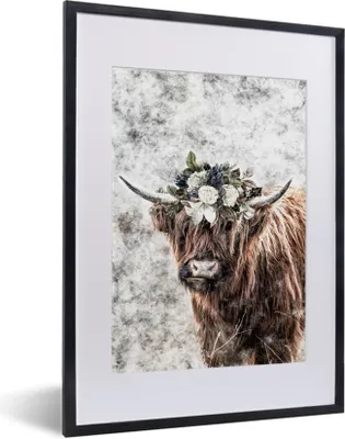 Produktbild von MuchoWow® MuchoWow® Gerahmtes Poster Schottisches Hochlandrind - Schwarz - Weiß - Blumen 30x40 cm - Poster mit zchwarzem Bilderrahmen - Wandposter Schlafzimmer
