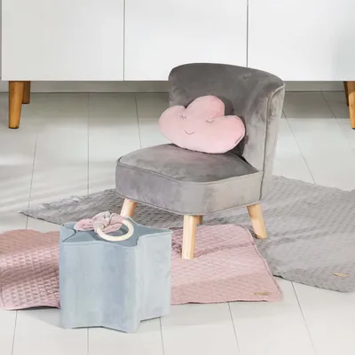Obrázek produktu pro dětské křeslo roba "Lil Sofa", pohodlné křeslo s robustními dřevěnými nohami a šedou sametovou látkou