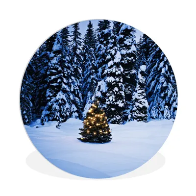 Produktbild von MuchoWow® Rundes Wandbild - Runde Bilder Eine winterliche Umgebung mit einem Tannenbaum Ø 90 cm Kreis Wanddekoration Kunststoff - Wandkreis - Wandschmuck - Wand-Kreis - Wohnzimmer - Bild - Runde - Wanddeko - Dibond - Kunstdrucke