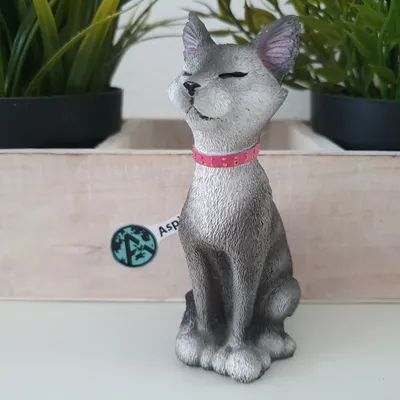 Produktbild von Dekofigur Katze Figur sitzend mit geschlossenen Augen grau 12 cm Polyresin – rosa Halsband