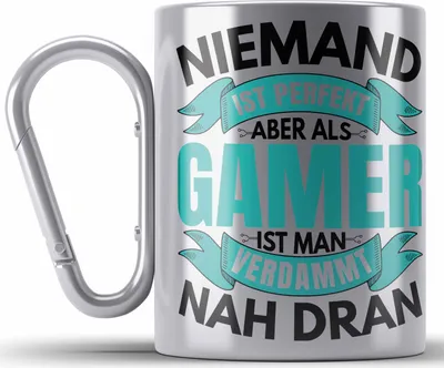 Produktbild von Trendation - Niemand Ist Pefekt Aber Als Gamer Ist Man Nah Dran Edelstahl Tasse Karabiner Geschenk für Jungs Jungen Geschenkidee zum Geburtstag Lustiger Spruch (Silber)