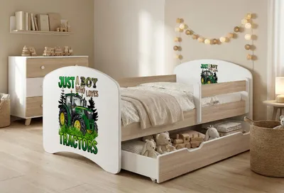 Obrázok produktu pre Detská postieľka Happy Babies s bočnicou proti vypadnutiu pre chlapcov, 140 x 70 cm, do detskej izby, so zásuvkou, matrac, jednolôžková detská postieľka, dub Sonoma, traktor