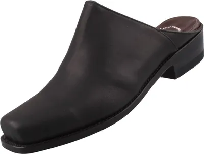 Auf dem Bild ist ein schwarzer Freizeitschuh zu sehen der von der Seite betrachtet wird. Der Schuh hat eine sportliche Silhouette und zeigt eine strukturierte Oberfläche.